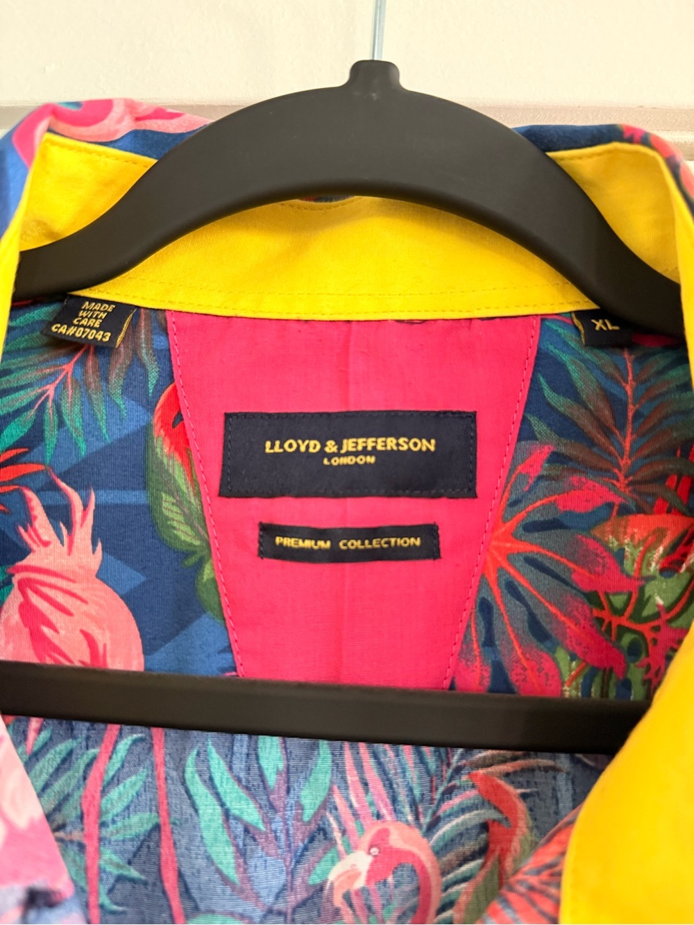 Lloyds and Jefferson Men's Tropical Flamingo Short Sleeve Shirt - Pink/Blue - Picture 3 of 3